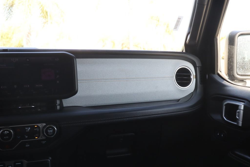 Used 2024 Jeep Wrangler Unlimited Sahara AWD/4WD image 32