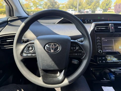Used 2022 Toyota Prius LE image 10
