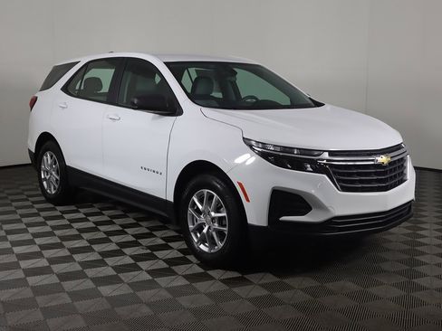 Used 2024 Chevrolet Equinox LS w/ Driver Confidence II Package image 2