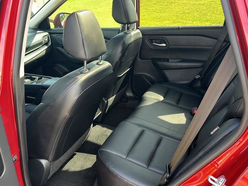 Used 2024 Nissan Rogue SV w/ SV Premium Package image 11