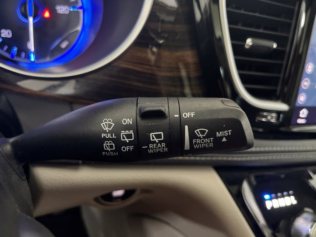 Used 2023 Chrysler Pacifica Limited FWD image 61