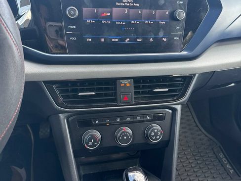 Used 2022 Volkswagen Taos SE w/ Panoramic Sunroof Package FWD image 2