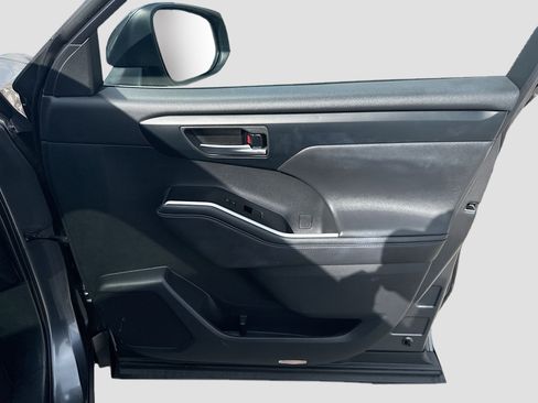 Used 2020 Toyota Highlander XLE image 35