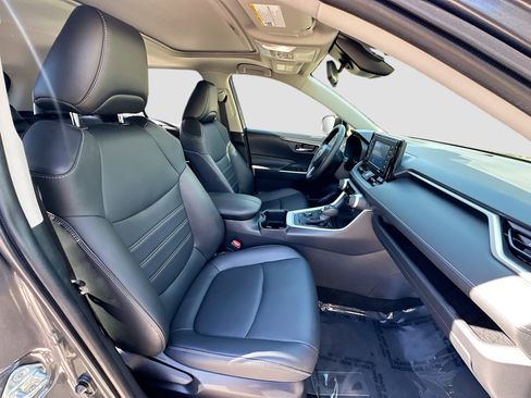 Used 2022 Toyota RAV4 XLE Premium image 31