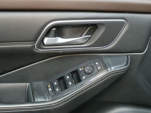 Used 2021 Nissan Rogue SV image 18