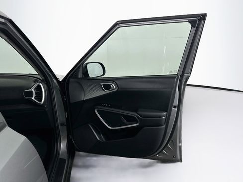Used 2025 Kia Soul LX w/ LX Technology Package FWD image 30