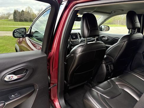 Used 2019 Jeep Cherokee Trailhawk w/ Cold Weather Group AWD/4WD image 26