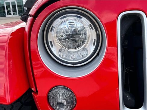 Used 2018 Jeep Wrangler Unlimited Sahara image 26