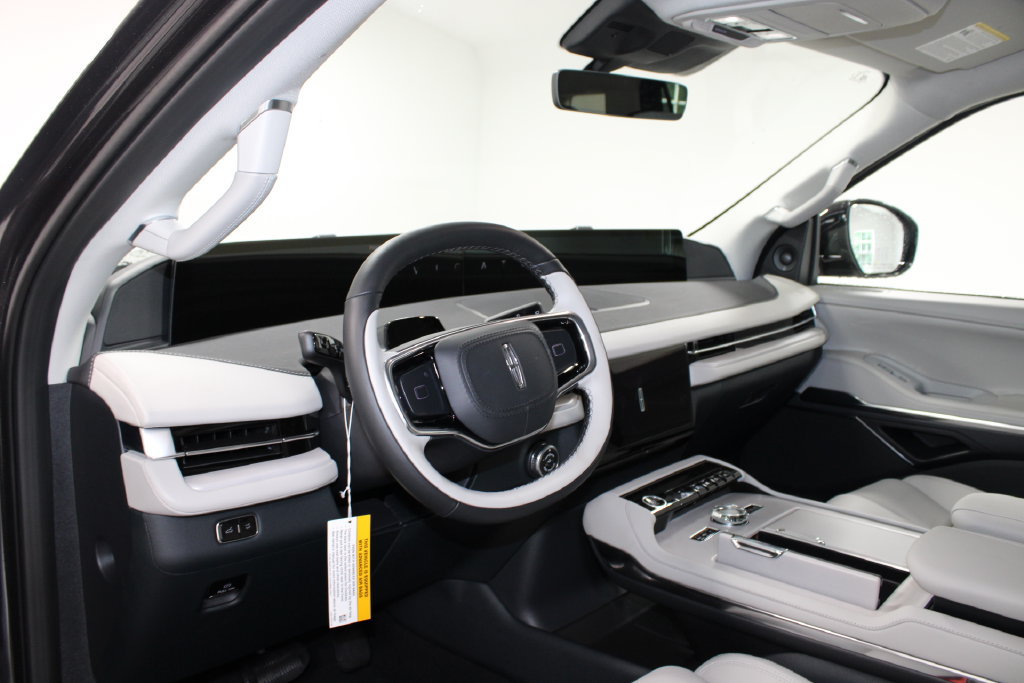 New 2026 Lincoln Navigator Premiere AWD/4WD image 25