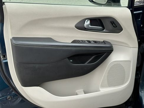 Used 2024 Chrysler Pacifica Limited FWD image 18