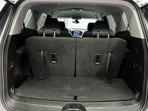 Used 2023 GMC Acadia SLE image 25