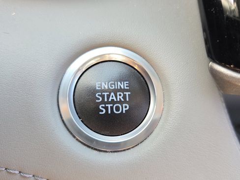 Used 2020 Toyota Highlander XLE image 25