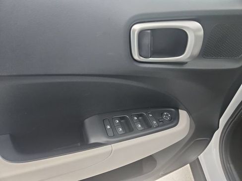 Used 2025 Hyundai Venue SEL FWD image 22