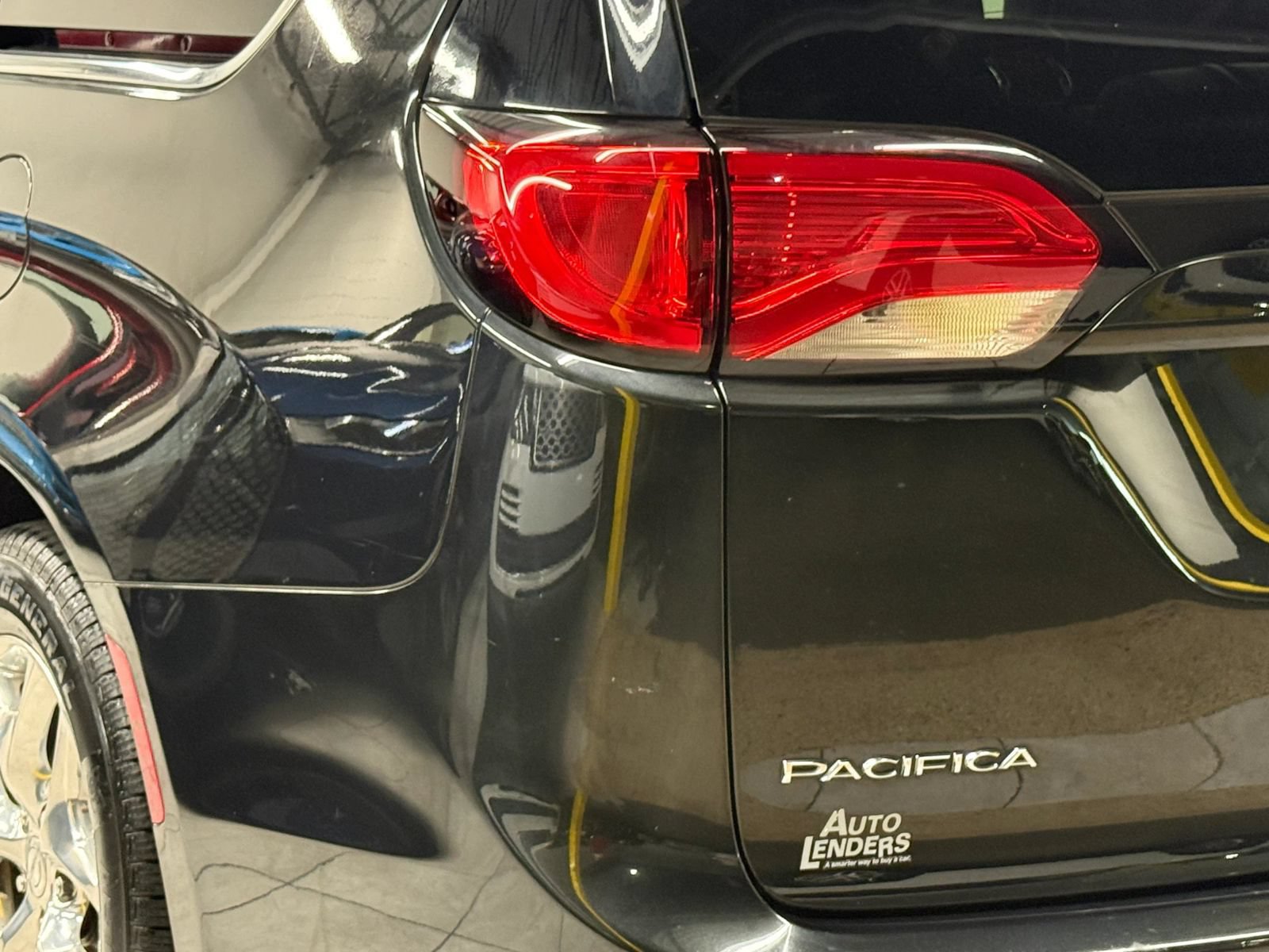 Used 2017 Chrysler Pacifica Limited FWD image 12