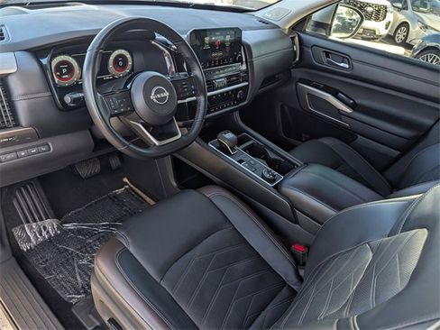 Used 2024 Nissan Pathfinder Platinum image 9