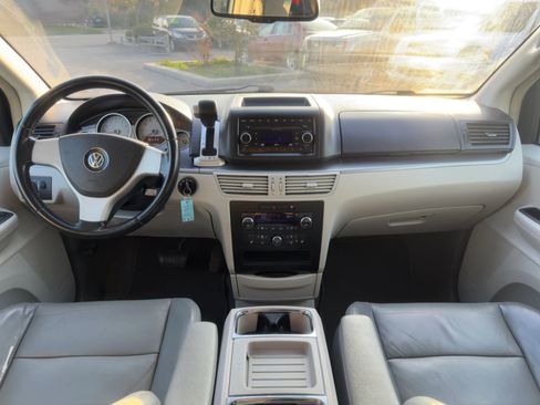 Used 2009 Volkswagen Routan SEL image 18
