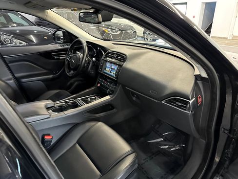 Used 2017 Jaguar F-PACE Premium image 25