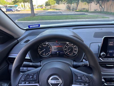Used 2025 Nissan Altima 2.5 SV FWD image 29