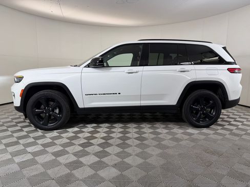 Used 2023 Jeep Grand Cherokee Altitude AWD/4WD image 2