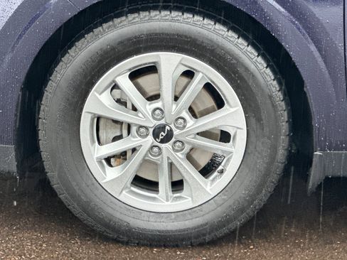 Used 2022 Kia Carnival LX image 24