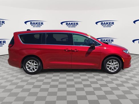 Used 2024 Chrysler Pacifica Touring-L FWD image 2