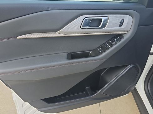 Used 2025 Ford Explorer Active AWD/4WD image 19