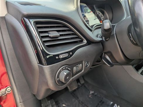 Used 2020 Jeep Cherokee Latitude Plus AWD/4WD image 22