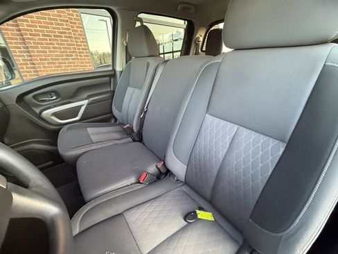 Used 2022 Nissan Titan SV image 19