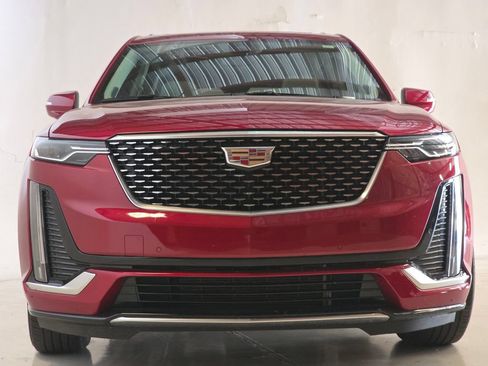 Used 2024 Cadillac XT6 Premium Luxury FWD image 2