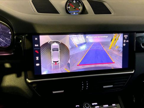 Used 2022 Porsche Cayenne w/ Premium Package image 31