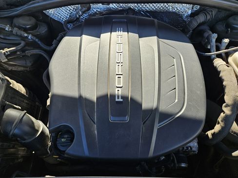 Certified 2018 Porsche Macan image 30