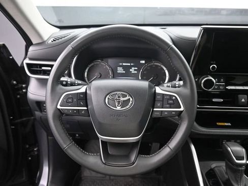 Used 2024 Toyota Highlander XLE AWD/4WD image 23