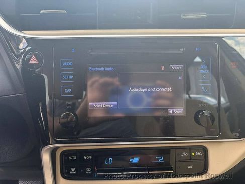 Used 2018 Toyota Corolla LE FWD image 21