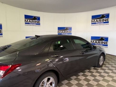 Used 2023 Hyundai Elantra SE w/ Cargo Package FWD image 2