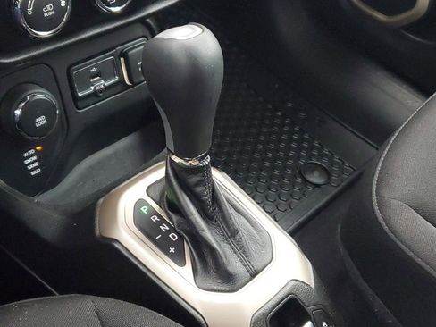 Used 2017 Jeep Renegade Latitude w/ Cold Weather Group image 21