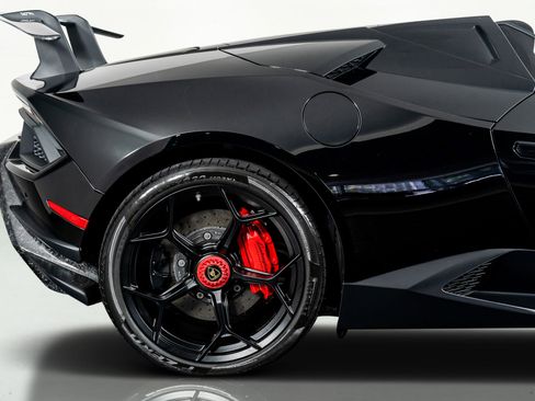 Used 2018 Lamborghini Huracan Performante AWD/4WD image 9