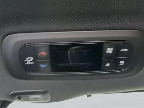 Used 2025 Chrysler Pacifica Limited image 14