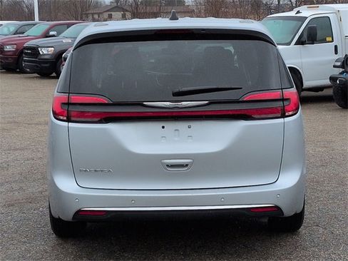 Certified 2024 Chrysler Pacifica Touring-L image 4