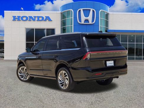 Used 2025 Lincoln Navigator Reserve AWD/4WD image 5