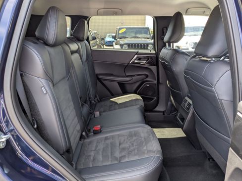 Used 2025 Mitsubishi Outlander SE AWD/4WD image 35