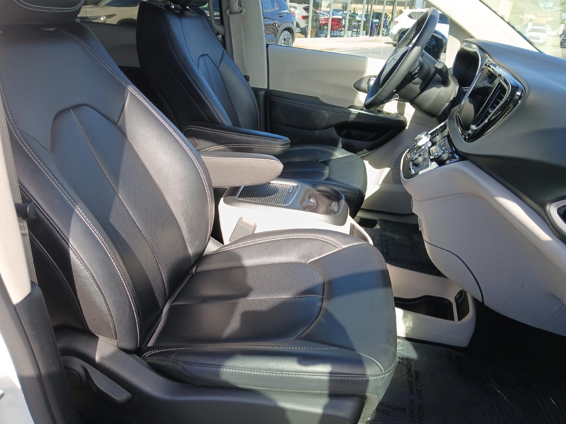 Used 2024 Chrysler Pacifica Touring-L FWD image 23