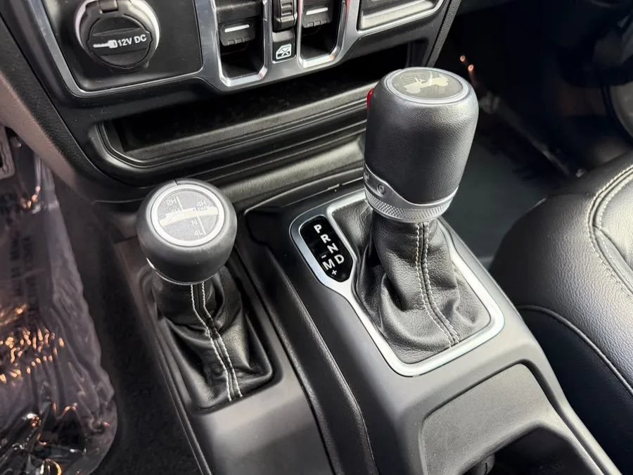 Used 2023 Jeep Wrangler Unlimited Sahara AWD/4WD image 27