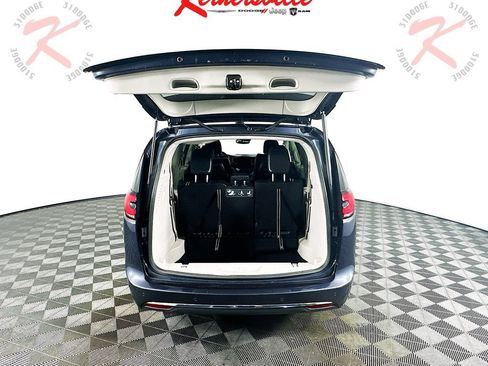 Used 2021 Chrysler Pacifica Touring-L FWD image 29