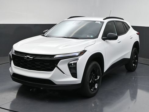 New 2026 Chevrolet Trax LT w/ Driver Confidence Package FWD image 3