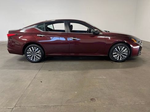 Used 2024 Nissan Altima 2.5 SV FWD image 2