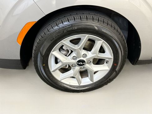 Used 2025 Kia Soul LX w/ LX Technology Package FWD image 11