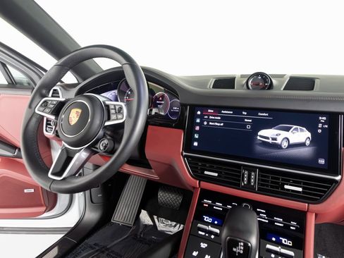 Certified 2023 Porsche Cayenne Platinum Edition image 30