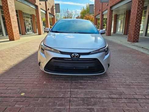 Used 2021 Toyota Corolla LE FWD image 2