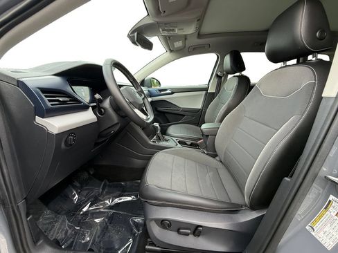 Used 2023 Volkswagen Taos SE w/ Panoramic Sunroof Package FWD image 9