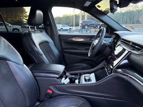 Used 2023 Jeep Grand Cherokee L Laredo image 12